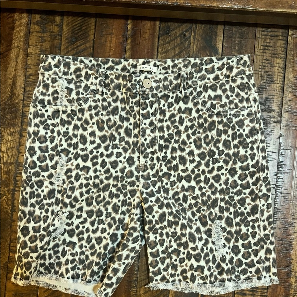 JODFIL women's Leopard Print shorts size medium